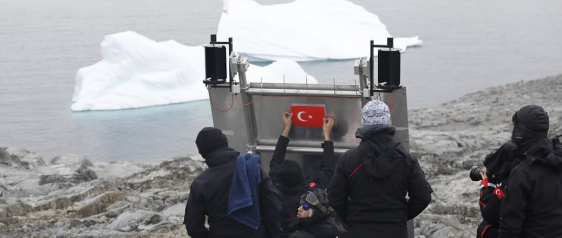 Harita Genel Müdürlüğü Tarafından Türkiye’nin Antarktika Kıtasındaki İlk Sabit GNSS (Küresel Navigasyon Uydu Sistemleri) İstasyonu 19 Şubat 2020 Tarihinde Dismal Adasında Kurulmuştur.